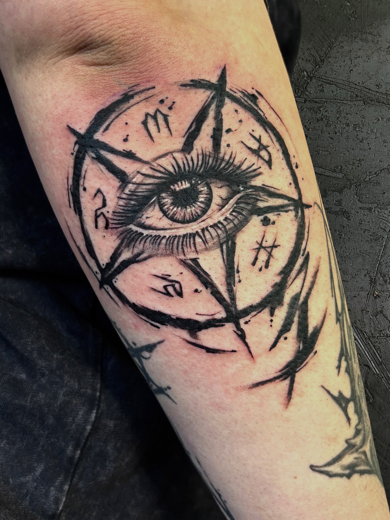 Realistisches Auge mit abstrakten schwarzen Pinselstrichen und Zeichen