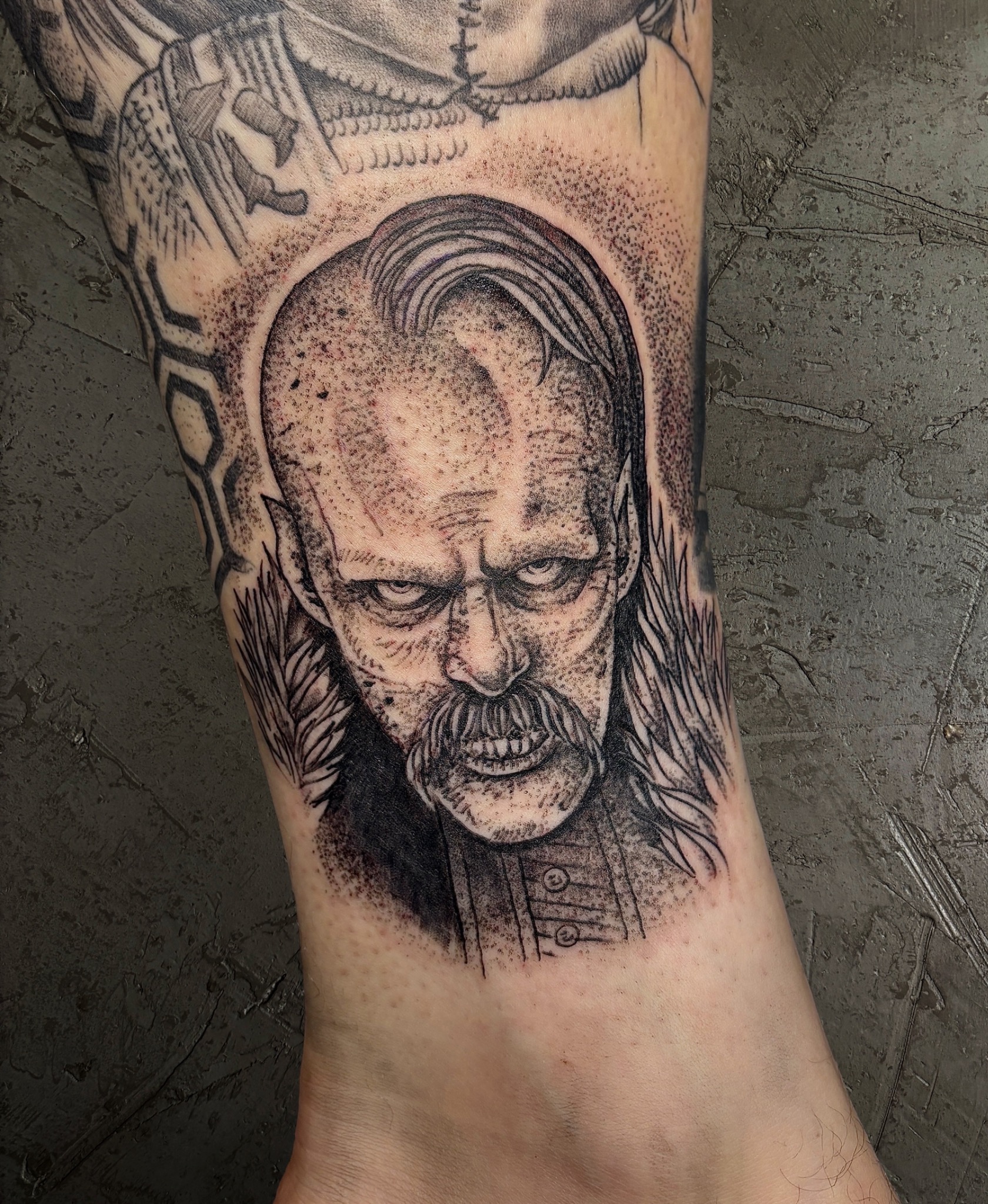 Ausdrucksstarkes Männerporträt mit Punkt-Schattierungen und grafischen Linien als Tattoo