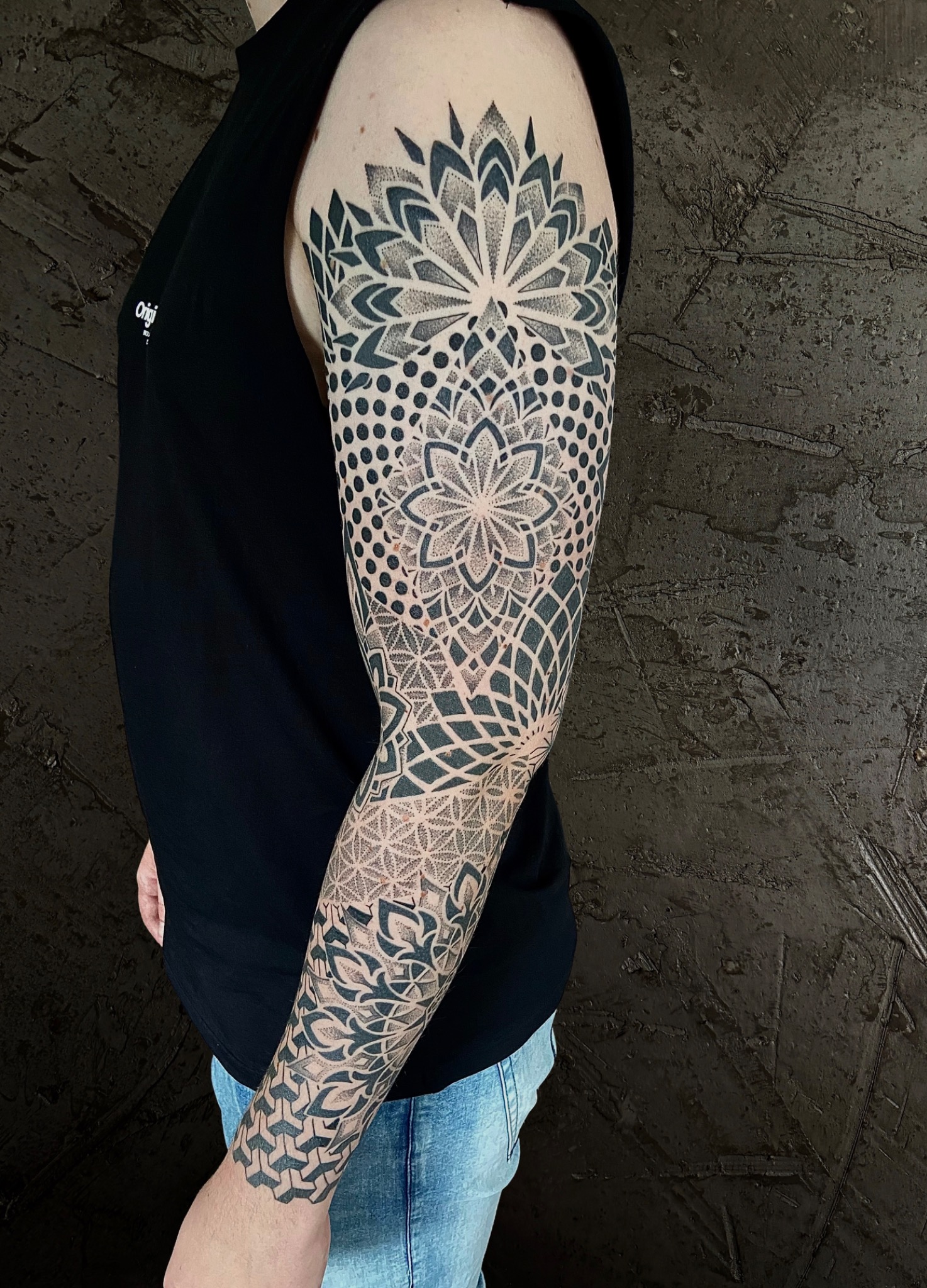 Mandala-Sleeve mit Dotwork-Schattierungen und geometrischen Mustern