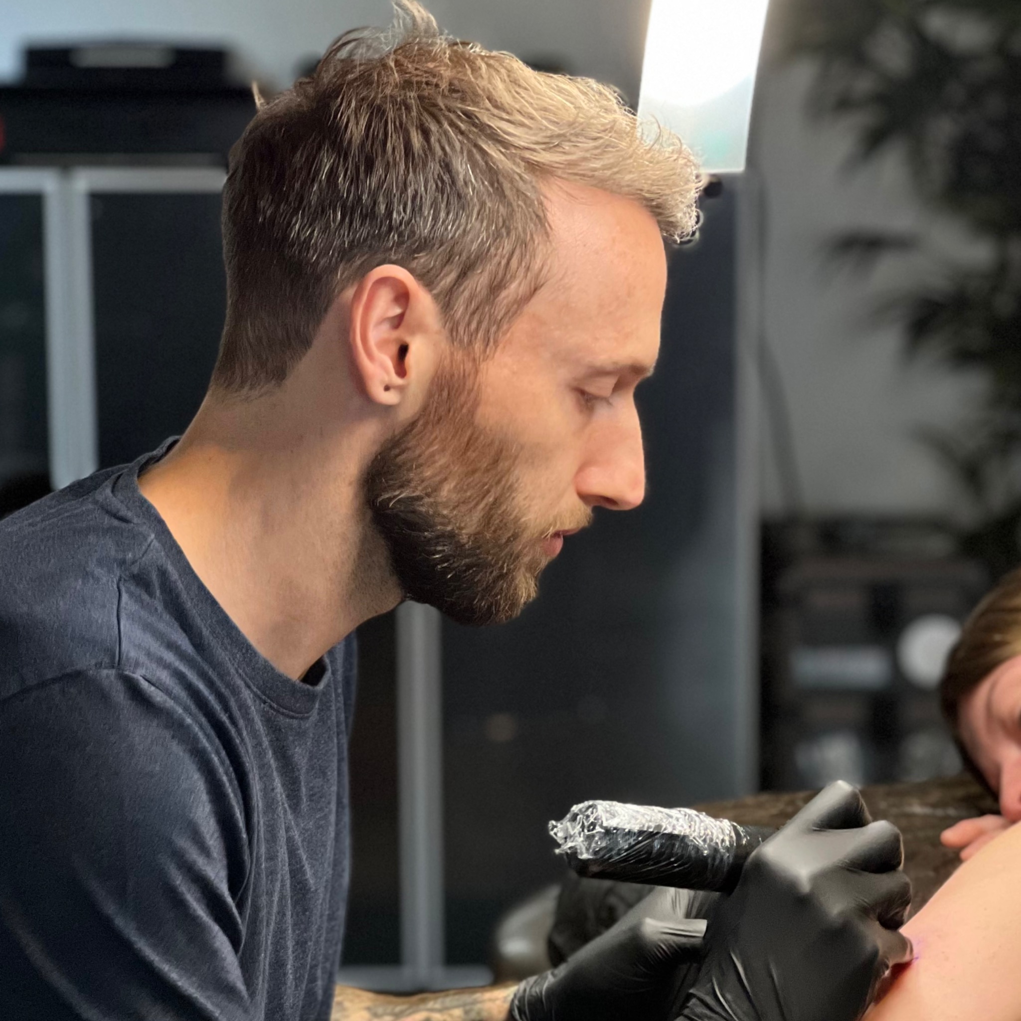 Patrick Golderer beim Tätowieren in seinem Atelier