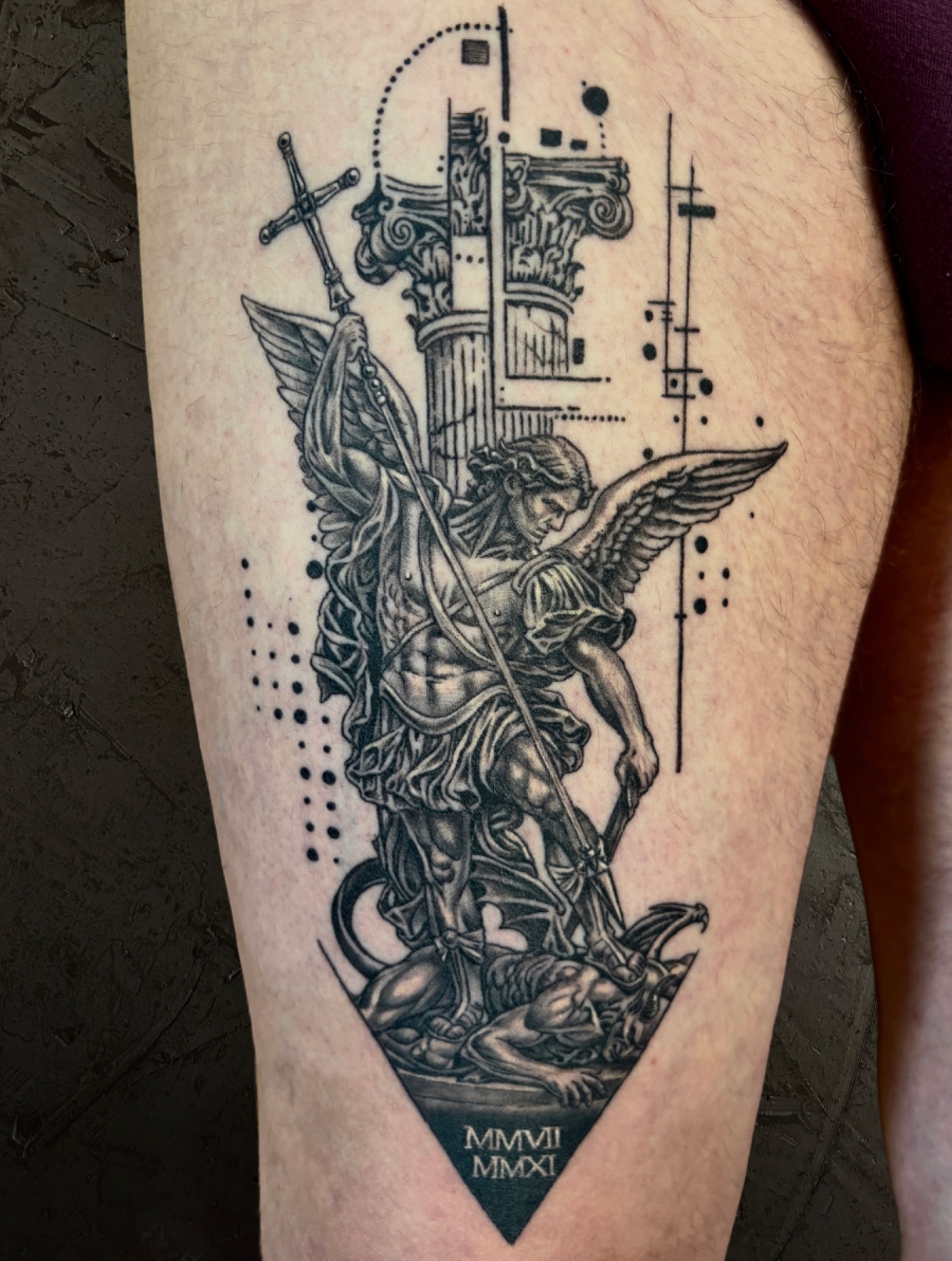 Erzengel mit Säulen und geometrischen Linien als Black-and-Grey-Tattoo