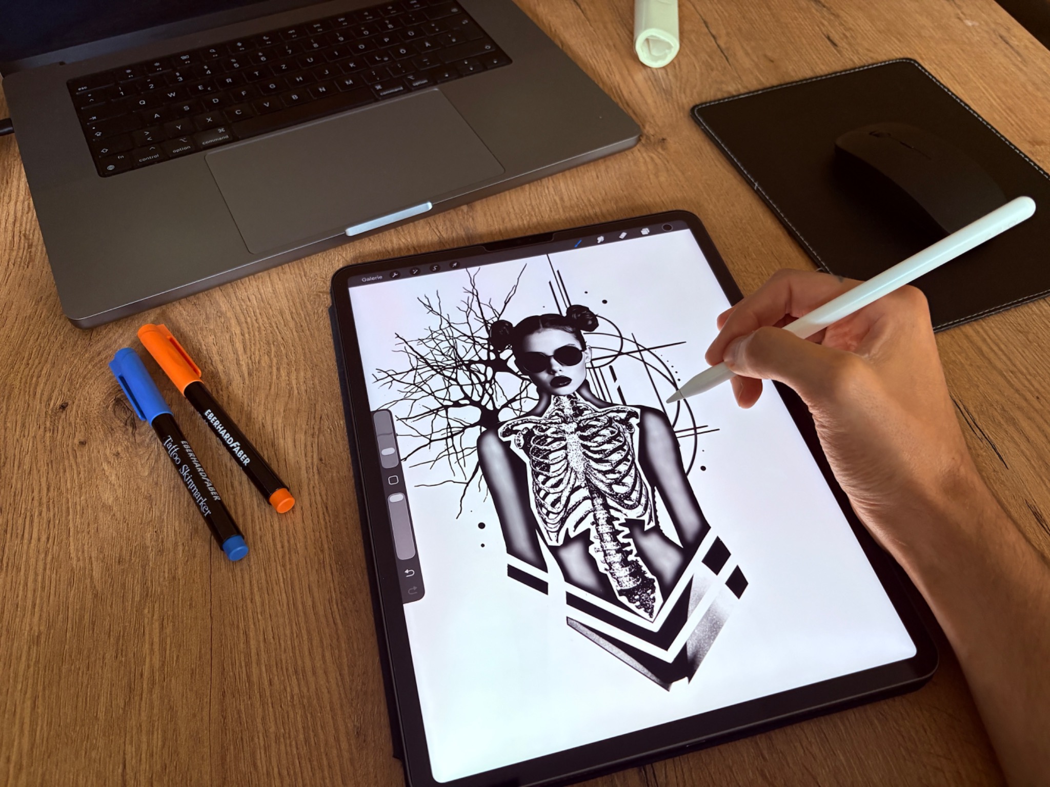 Individuelle Tattoo-Konzeption auf dem iPad mit digitalem Zeichenstift