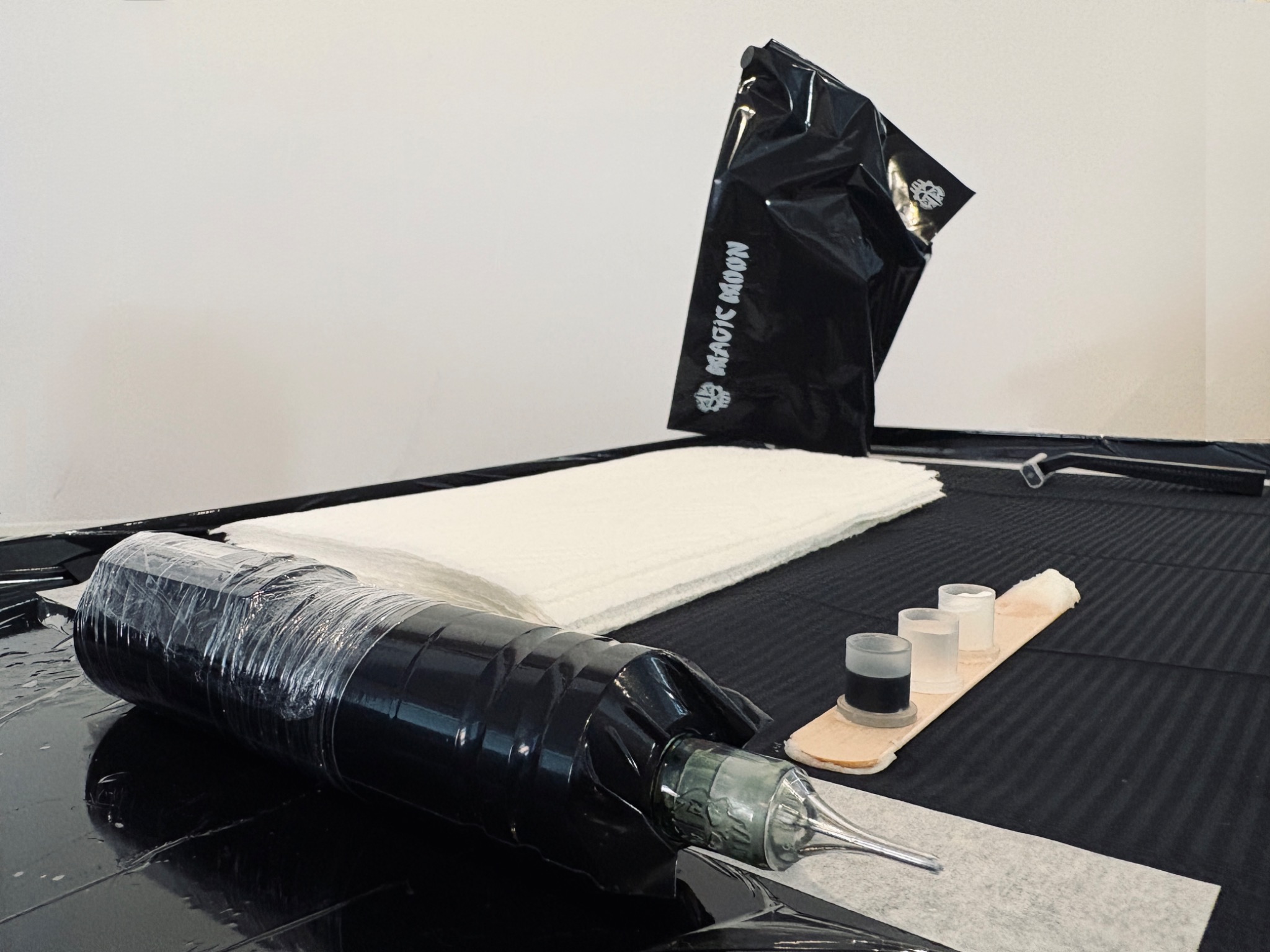 Vorbereiteter Tattoo-Arbeitsplatz im Goldi’s Tattoo Atelier